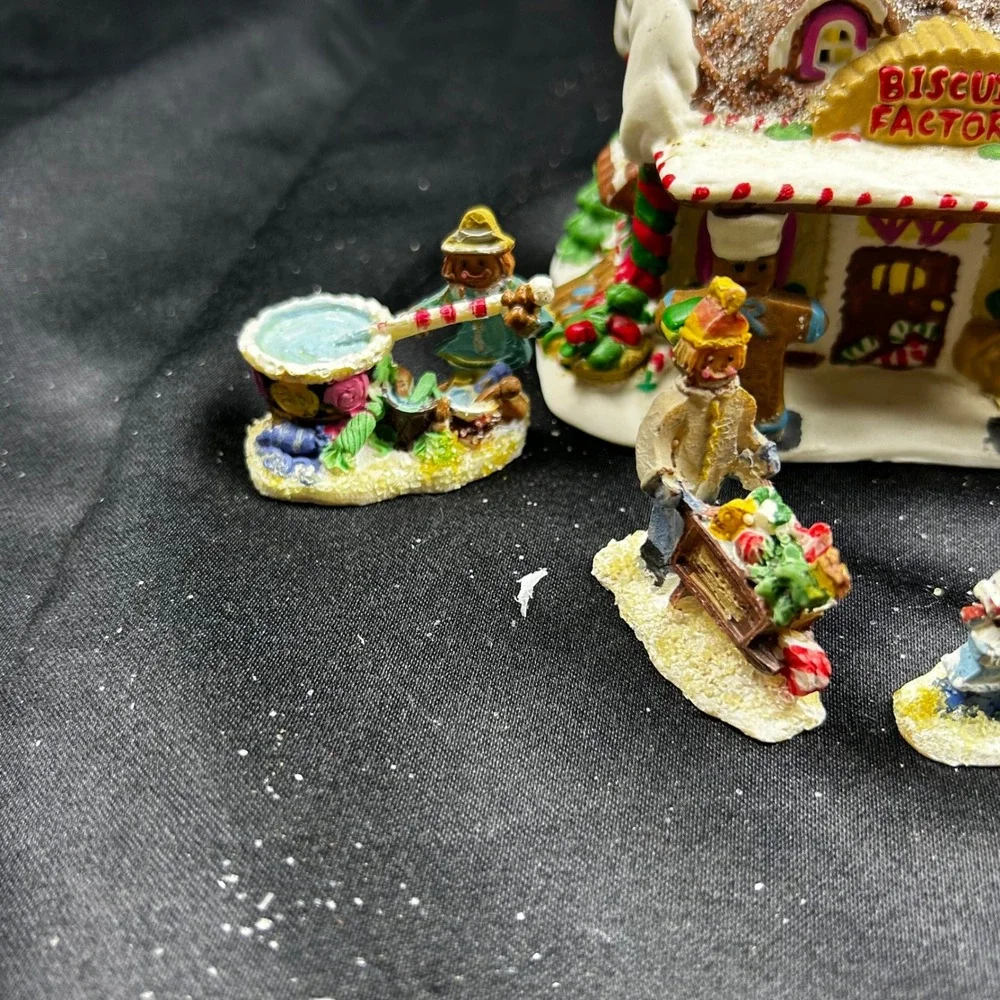 Gingerfrost Lane 2005 Christmas Village Biscuit Factory Snowman 8 Piece Set